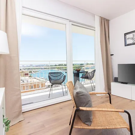 Sea View Mia Just Renovated شقة